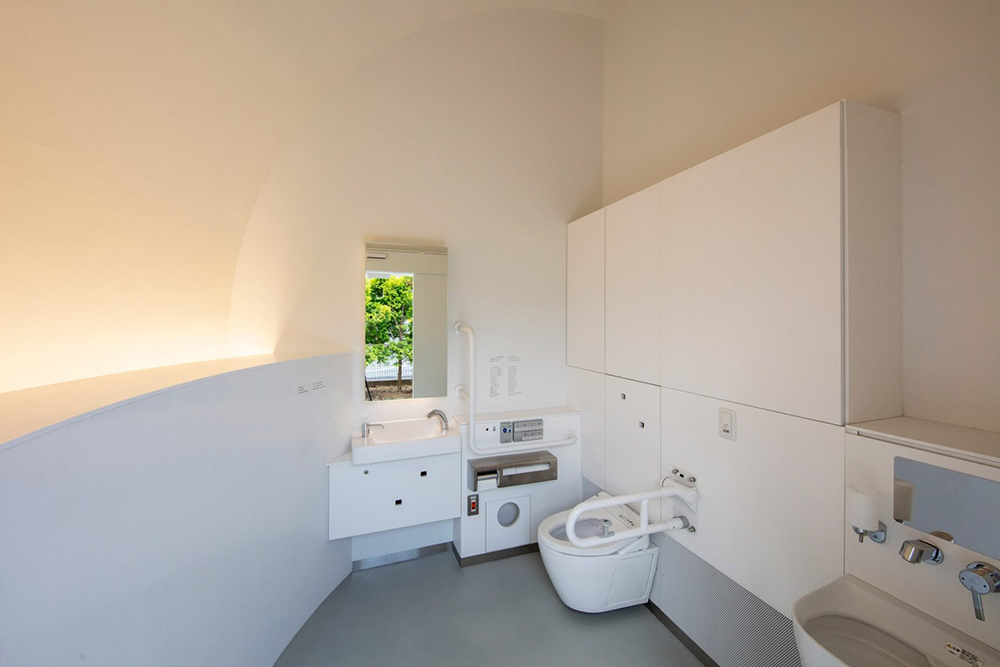 Esta esfera branca é um banheiro público no Japão que funciona com a voz