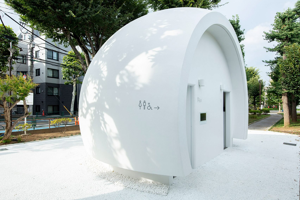 Esta esfera branca é um banheiro público no Japão que funciona com a voz