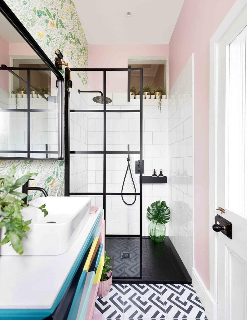 Banheiro com piso geométrico e parede rosa clara