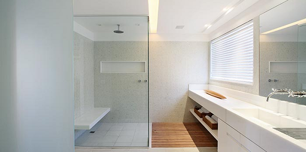 Banheiros práticos: 14 projetos com ótimos truques
