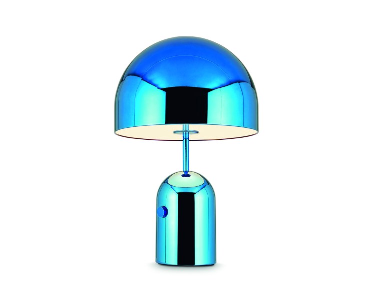 Eletrizante: O aço prensado colorido a vapor ganha o tom iridescente visto no abajur Bell (40 x 60 cm), de Tom Dixon. Por £ 800 na Jane Richards Interiors.
