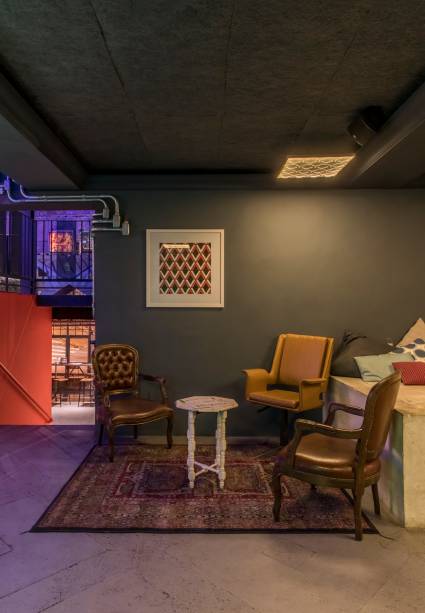 Todo o mobiliário foi garimpado em lojas de móveis antigos na Av. São João no centro de São Paulo. Todo o mobiliário foi garimpado em lojas de móveis antigos na Av. São João no centro de São Paulo.