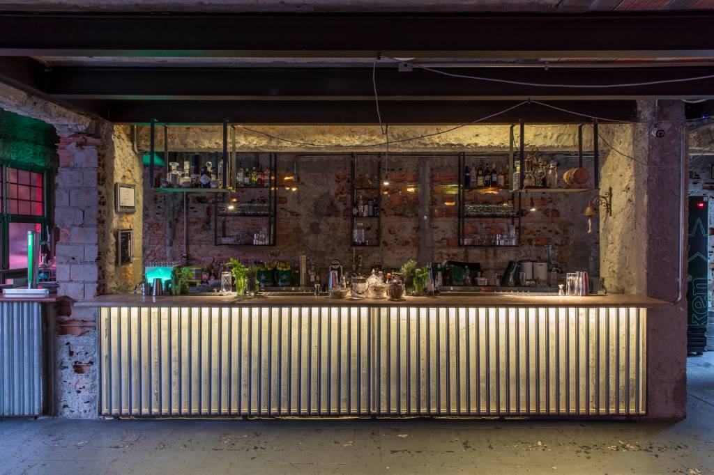 Superlimão Studio assina projeto de bar na Vila Madalena
