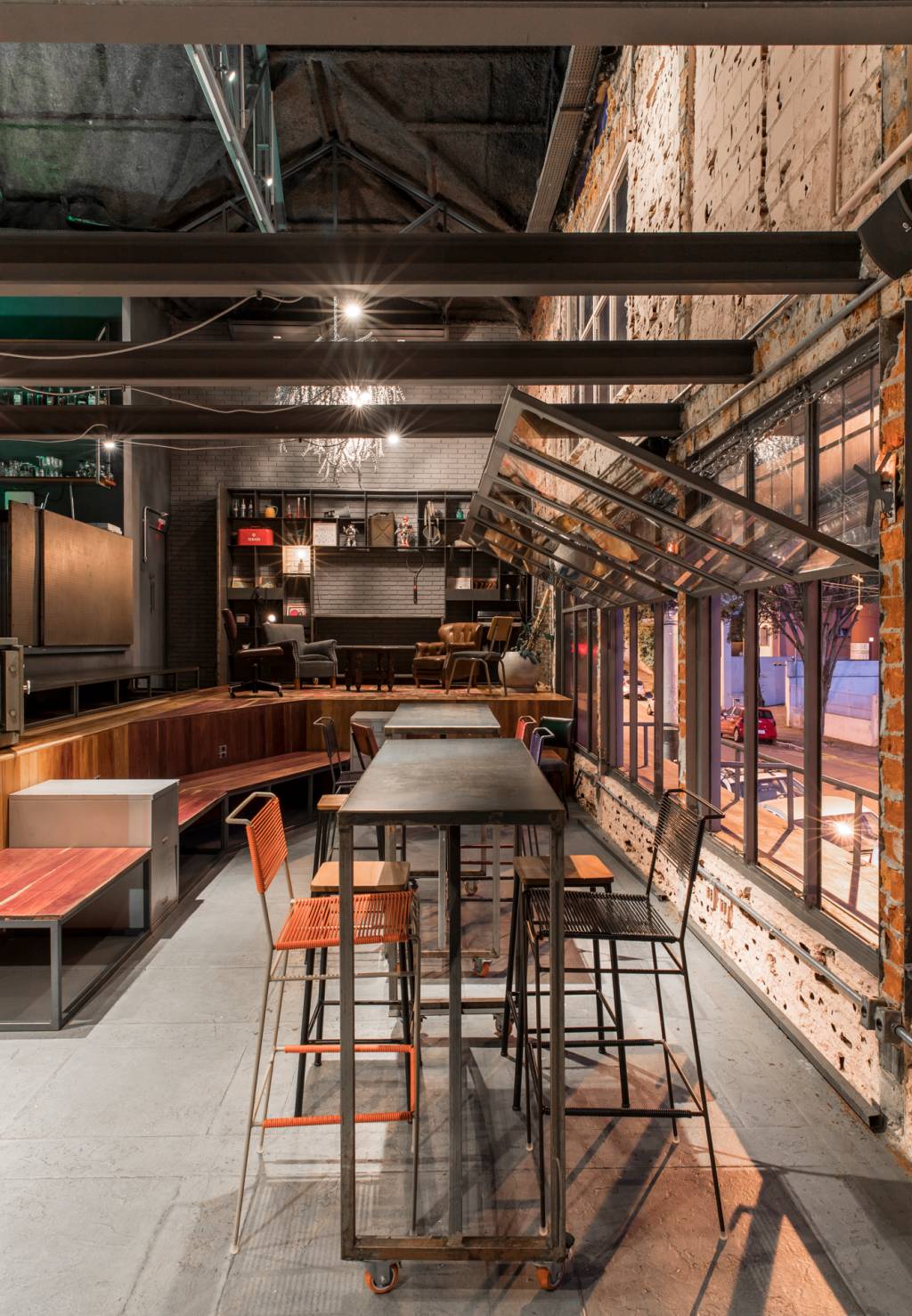 Superlimão Studio assina projeto de bar na Vila Madalena