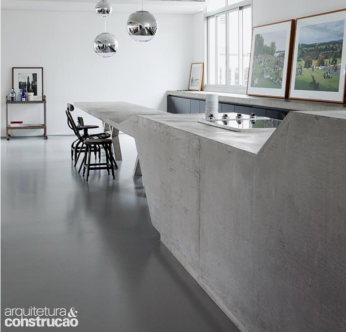 Bloco de concreto funciona como mesa e bancada neste projeto 2