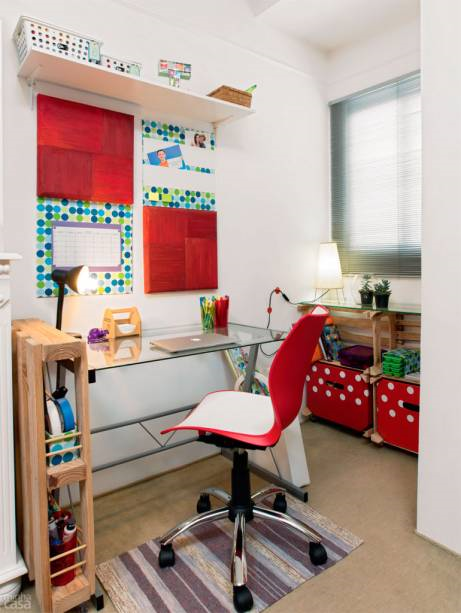 Blogueira assina a decoração e os móveis de seu home office