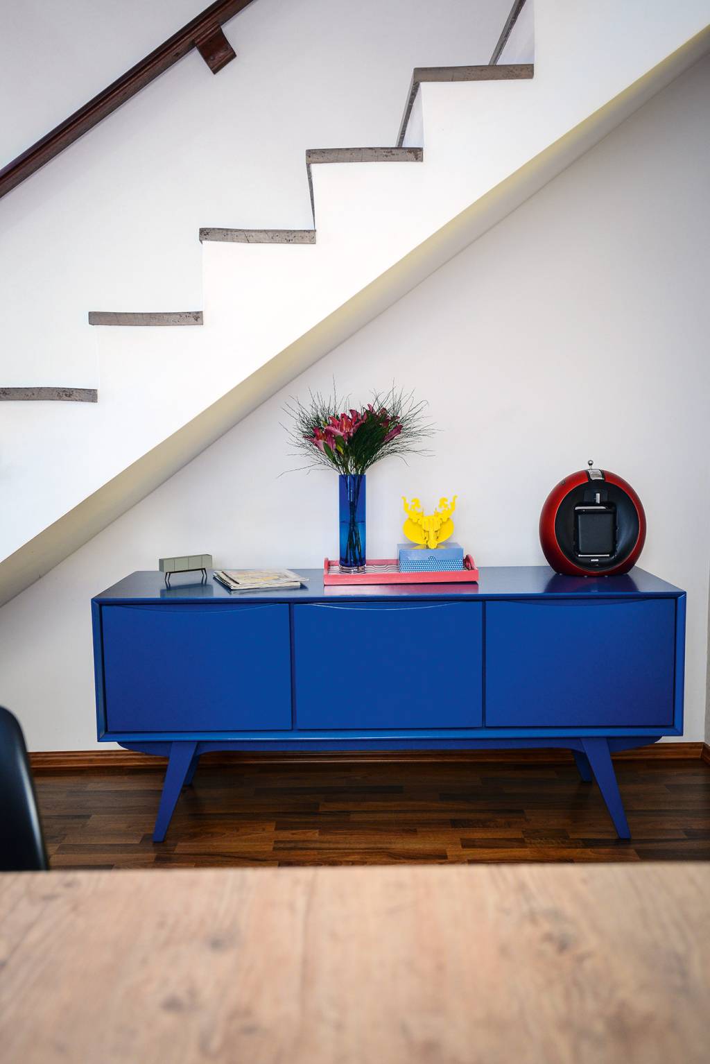 buffet azul embaixo da escada