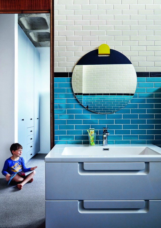 Na visão do banheiro do quarto do outro filho, Charlie, o azul surge novamente, agora presente nos azulejos no formato tijolinho.