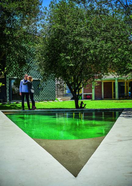 A piscina é cercada pela borda de cimento, mesmo revestimento aplicado no interior, que ali foi impermeabilizado com um produto à prova d´água (Penetron).