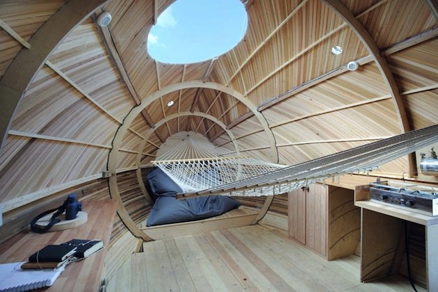 Exbury Egg - Tanques de água potável e despensa se alojam abaixo do piso, junto ao lastro, e a claraboia emprega acrílico de alta resistência. Exbury Egg - Tanques de água potável e despensa se alojam abaixo do piso, junto ao lastro, e a claraboia emprega acrílico de alta resistência.