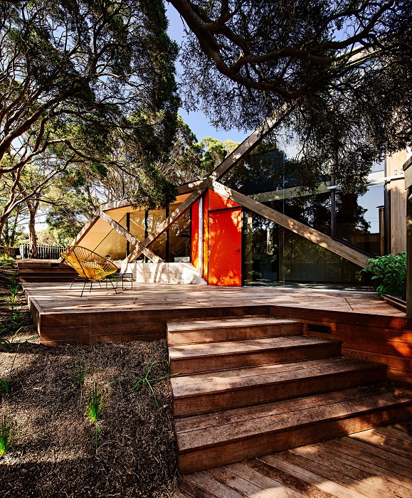 Integrados à paisagem local, deck e detalhes da fachada angular da Cabin 2, de 110 m², utilizam madeira de moonah, mesma árvore nativa do bosque no entorno da propriedade, situada num populoso condomínio de veraneio australiano. Integrados à paisagem local, deck e detalhes da fachada angular da Cabin 2, de 110 m², utilizam madeira de moonah, mesma árvore nativa do bosque no entorno da propriedade, situada num populoso condomínio de veraneio australiano.
