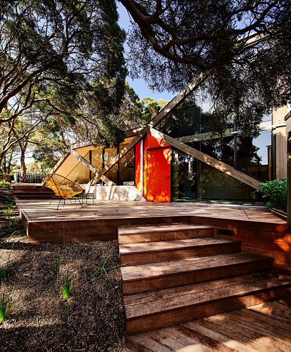Integrados à paisagem local, deck e detalhes da fachada angular da  Cabin 2, de 110 m², utilizam madeira de moonah, mesma árvore nativa do bosque no entorno da propriedade, situada num populoso condomínio de veraneio australiano.