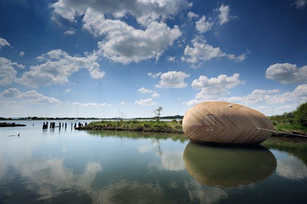 O Exbury Egg consiste apenas de sanitário, rede, mesa de trabalho e um pequeno fogão elétrico em seus modestos 18 m², formados por tiras de compensado de cedro reciclado pregadas e vedadas com adesivo epóxi (segundo as técnicas da carpintaria naval). O Exbury Egg consiste apenas de sanitário, rede, mesa de trabalho e um pequeno fogão elétrico em seus modestos 18 m², formados por tiras de compensado de cedro reciclado pregadas e vedadas com adesivo epóxi (segundo as técnicas da carpintaria naval).