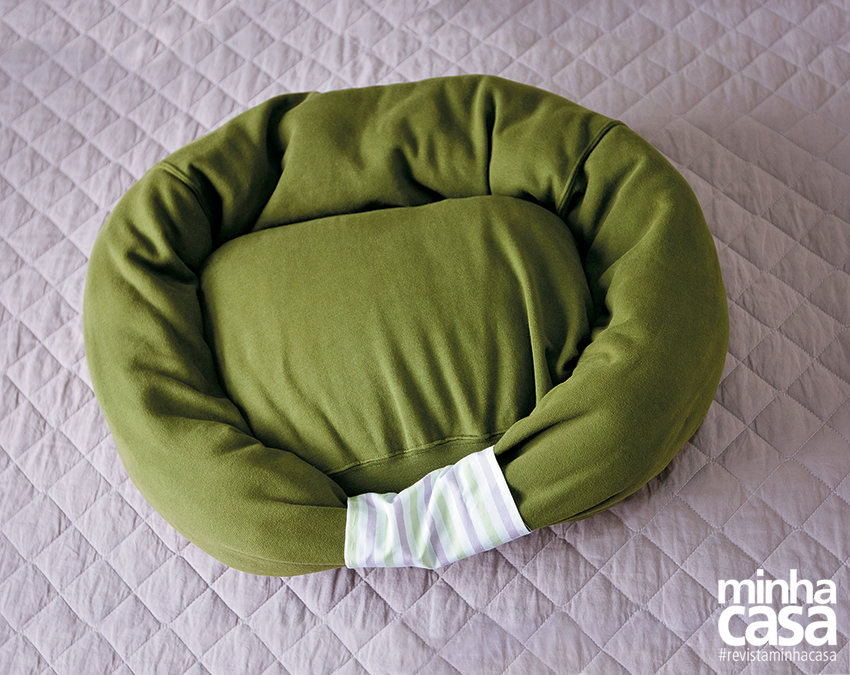 Caminha para pet DIY com moletom usado