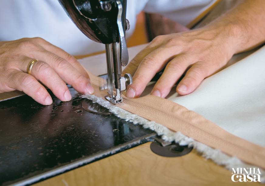 6. Para a aplicação de um zíper - que facilita a colocação da capa -, o tecido das costas do sofá deve ser dividido em duas partes. Ao cortá-las, deixe uma sobra de 4 cm de cada lado.