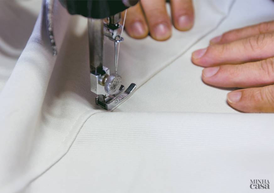 12. O conselho de Marceno para tornar a capa ainda mais durável é pespontar a costura: em todas as áreas de junção de tecidos, passe novamente a máquina a cerca de 3 mm da costura original.
