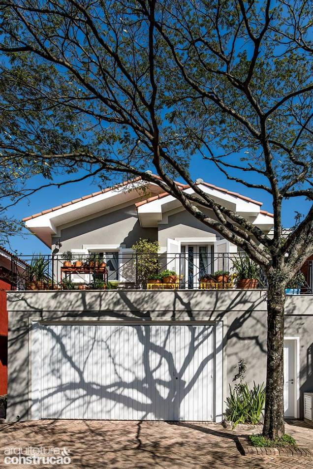 Da rua já se avista a horta em vasos que figura na varanda do quarto das filhas. Da rua já se avista a horta em vasos que figura na varanda do quarto das filhas.