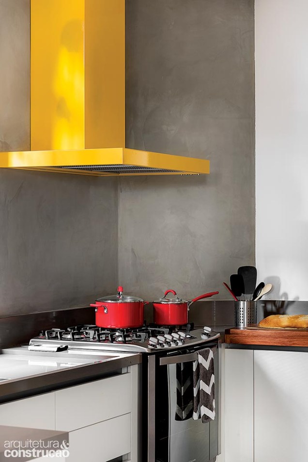 A coifa amarela é uma presença forte na cozinha do dia dia (Kitchens). A parede leva Tecnocimento (NS Brazil).