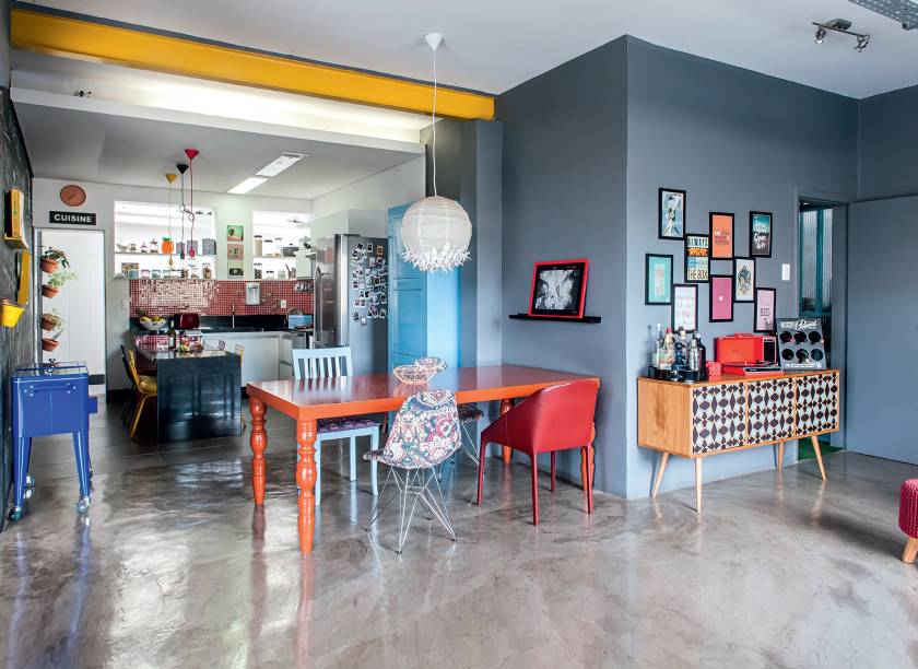 <span>O cimento queimado é o campeão de perguntas no Instagram @Decor29. “O pedreiro cobrou apenas R$ 500 para aplicá-lo em 60 m². Amamos o resultado e, para manter bonitão, usamos cera líquida a cada 15 dias. Mas é um piso que exige desapego: não fica lisinho, mancha fácil e trinca mesmo aqui e ali”, diz a moradora Larissa Fernandes.</span>