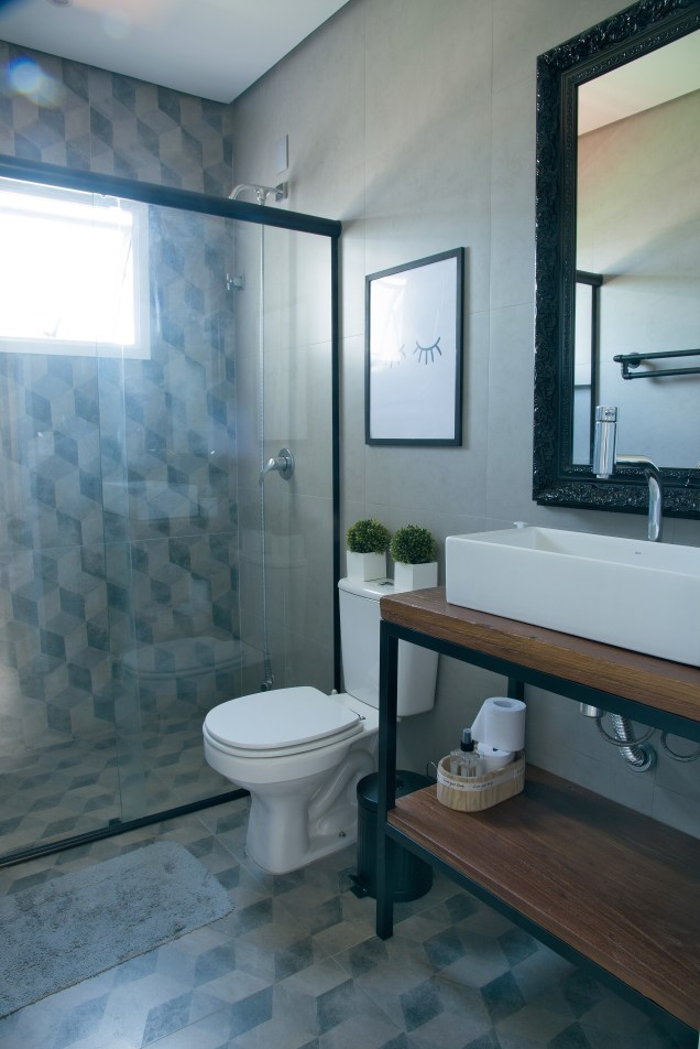 <span>O banheiro social exibe dois porcelanatos: um liso (Cimento Natural, 54 x 54 cm, da Via Rosa. Leroy Merlin,) e outro estampado (Acervo, 90 x 90 cm, linha Stark, da Decortiles. Toque e Retoque).</span> <span>O banheiro social exibe dois porcelanatos: um liso (Cimento Natural, 54 x 54 cm, da Via Rosa. Leroy Merlin,) e outro estampado (Acervo, 90 x 90 cm, linha Stark, da Decortiles. Toque e Retoque).</span>