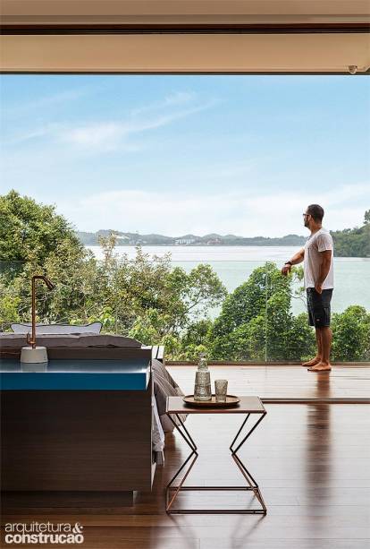 O quarto acorda todos os dias com esta paisagem. Não por acaso, o guarda-corpo de 1,10 m de altura da varanda com deck de ipê emprega vidro temperado laminado: assim, nada atrapalha a visão da lagoa. O quarto acorda todos os dias com esta paisagem. Não por acaso, o guarda-corpo de 1,10 m de altura da varanda com deck de ipê emprega vidro temperado laminado: assim, nada atrapalha a visão da lagoa.