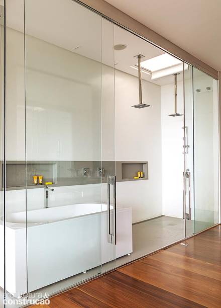 O assoalho é interrompido no trecho da banheira (Sabbia) por Corian (DuPont). Na parede, pintura epóxi. O assoalho é interrompido no trecho da banheira (Sabbia) por Corian (DuPont). Na parede, pintura epóxi.