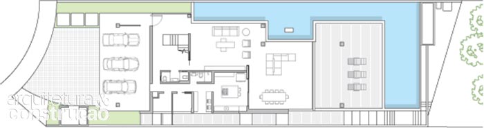 No platô, ficou o térreo todo integrado, cercado pelo deck e a piscina. As áreas de serviço se concentraram numa das laterais No platô, ficou o térreo todo integrado, cercado pelo deck e a piscina. As áreas de serviço se concentraram numa das laterais