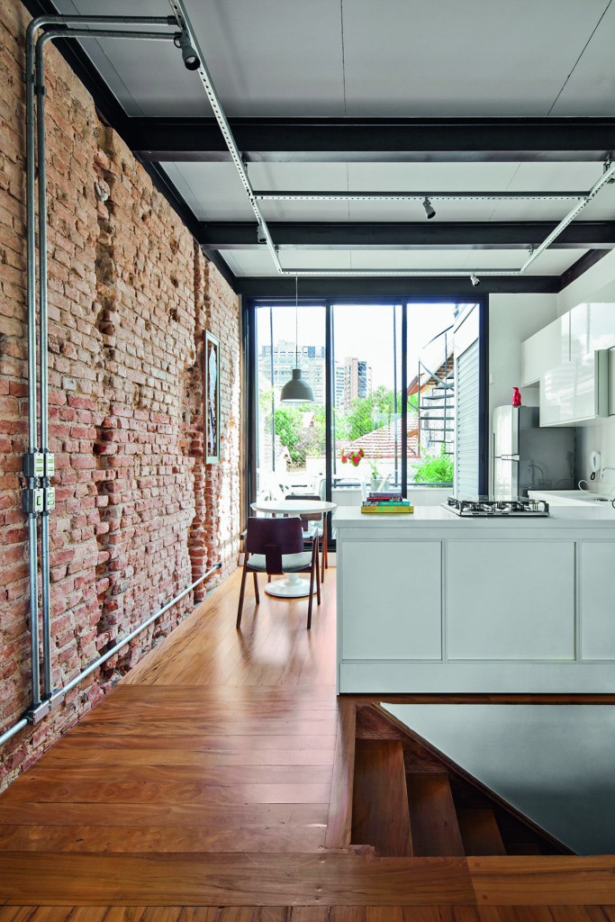 Cozinha; sala de jantar; parede de tijolinho; tijolo aparente; tubulação aparente; estilo industrial; 