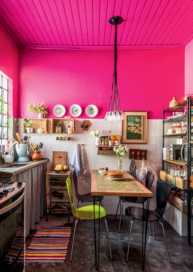 <span> Você sabia que dá para cobrir a cerâmica com uma receita de cimento queimado feita em casa? Pois a designer Erika Karpuk testou e cobriu os pisos da cozinha, banheiro, corredor e varanda. Foram usadas uma demão de argamassa CIII, uma de cimento com resina sintética e outra de impermeabilizante. Quer fazer igual? Confira <a href="https://www.youtube.com/watch?v=otl9-bcCmzs">no vídeo</a>.</span> <span> Você sabia que dá para cobrir a cerâmica com uma receita de cimento queimado feita em casa? Pois a designer Erika Karpuk testou e cobriu os pisos da cozinha, banheiro, corredor e varanda. Foram usadas uma demão de argamassa CIII, uma de cimento com resina sintética e outra de impermeabilizante. Quer fazer igual? Confira <a href="https://www.youtube.com/watch?v=otl9-bcCmzs">no vídeo</a>.</span>