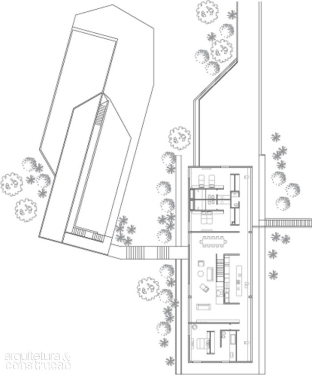 Em cima, cozinha e sala ocupam o centro, tendo de um lado a suíte principal e, do outro, as de hóspedes. A piscina fica num ponto mais baixo do terreno.
