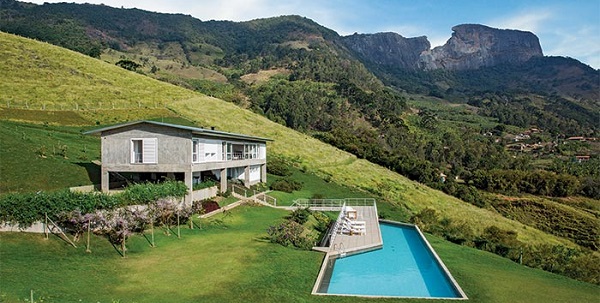 Casa de campo com vista deslumbrante é projeto de Paulo Mendes da