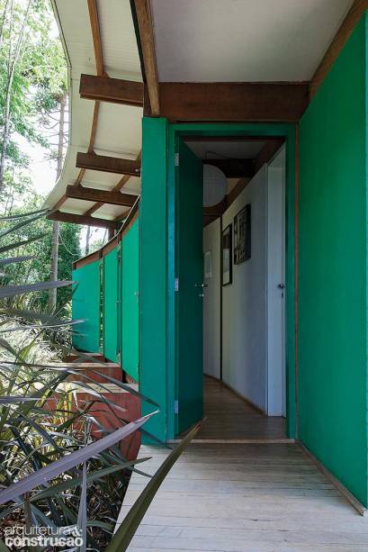 Como circulação para os quartos, o projeto criou este corredor periférico, que oferece saídas independentes para cada cômodo.