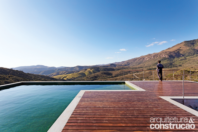 A piscina (Sol e Ar Mundo Água) funciona como mirante, assim como o deck de ipê (Madecaus) que ocupa o resto da cobertura, de 40 m².