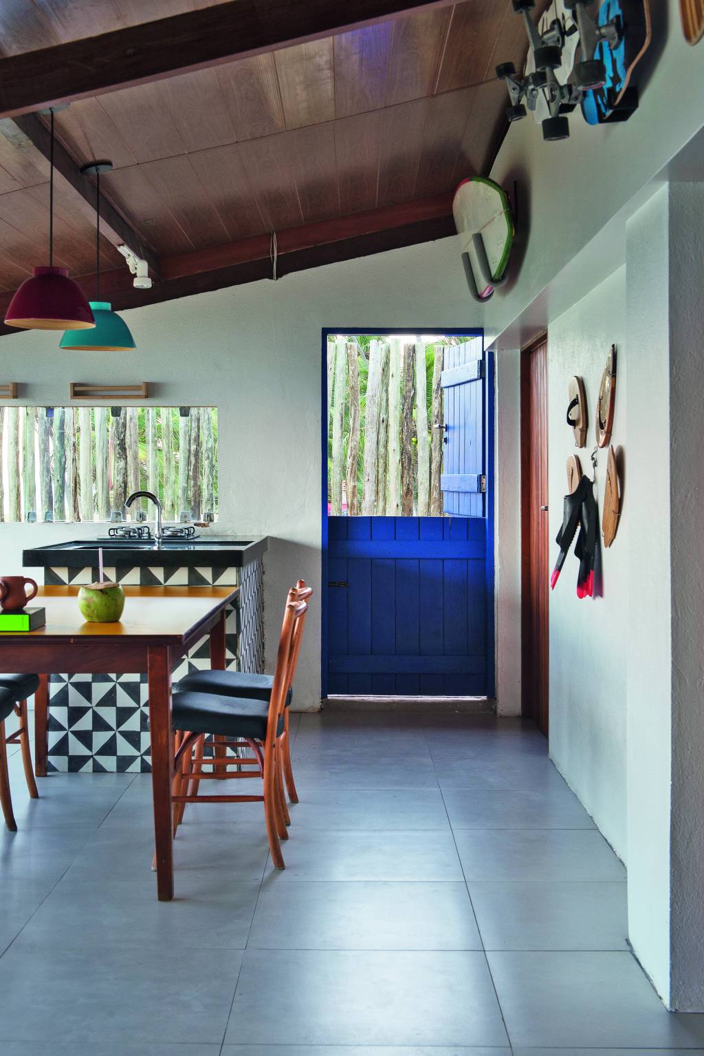 Casa de praia com decoração despojada e charmosa – cozinha