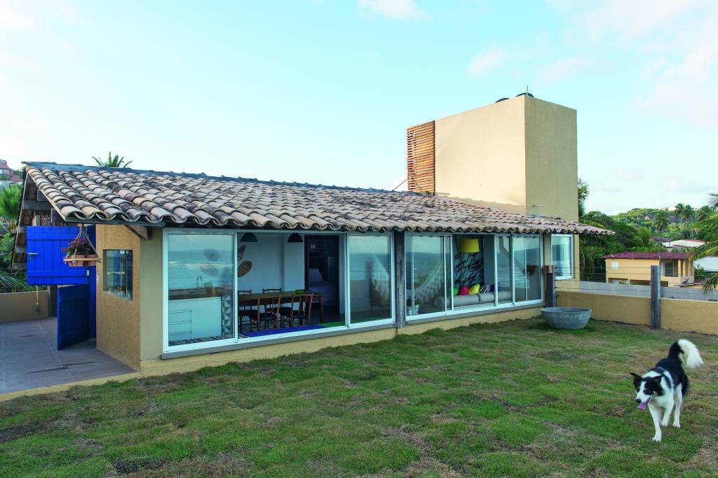 Casa de praia com decoração despojada e charmosa – fachada