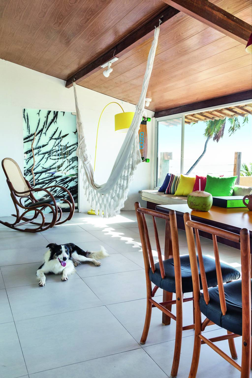 Casa de praia com decoração despojada e charmosa – sala