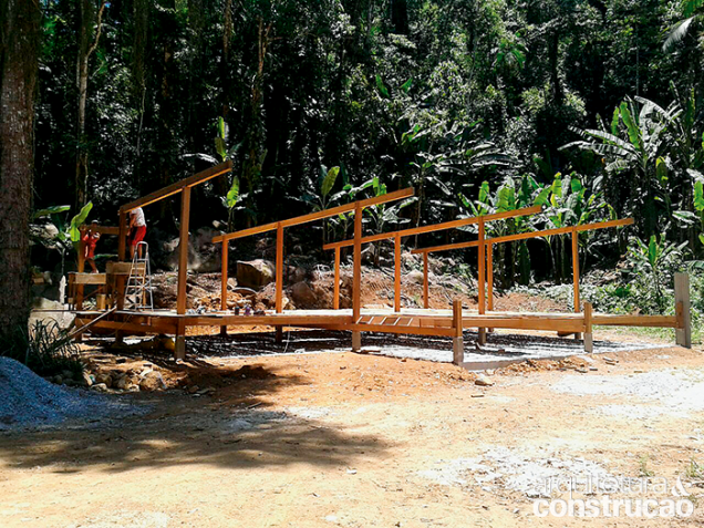 Os arquitetos asseguram: teria sido possível erguer este projeto em dois meses. Mas os proprietários tocaram a empreitada como um hobby. Mesmo com toda a calma, porém, deve-se cuidar para que a estrutura não fique exposta a sol e chuva por muito tempo. Dessa forma, as três primeiras etapas são cruciais, como visto aqui e nas duas fases a seguir. 1. Fundação: o tipo de solo permitiu uma solução bastante simples e rasa, com baldrames. O mesmo fornecedor concretou os oito pilaretes que embasam o paliteiro. Os arquitetos asseguram: teria sido possível erguer este projeto em dois meses. Mas os proprietários tocaram a empreitada como um hobby. Mesmo com toda a calma, porém, deve-se cuidar para que a estrutura não fique exposta a sol e chuva por muito tempo. Dessa forma, as três primeiras etapas são cruciais, como visto aqui e nas duas fases a seguir. 1. Fundação: o tipo de solo permitiu uma solução bastante simples e rasa, com baldrames. O mesmo fornecedor concretou os oito pilaretes que embasam o paliteiro.