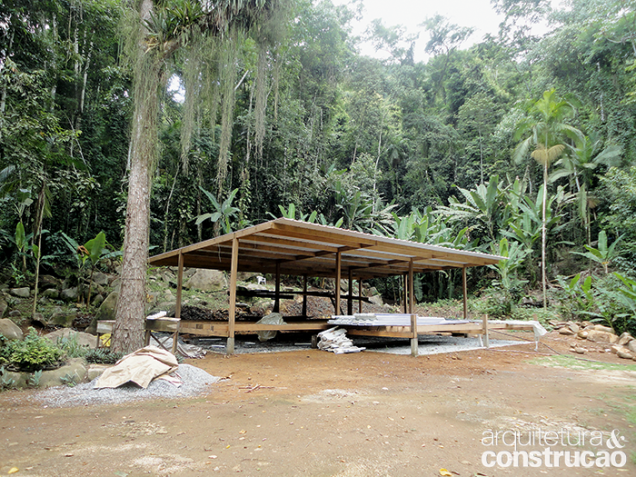 2. Estrutura: toda de muiracatiara, foi executada por um carpinteiro local, que propôs encaixes precisos o suficiente para viabilizar a maior viga, de 11,50 m de comprimento. 2. Estrutura: toda de muiracatiara, foi executada por um carpinteiro local, que propôs encaixes precisos o suficiente para viabilizar a maior viga, de 11,50 m de comprimento.