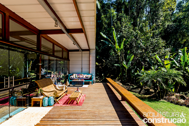 Com 4 m de largura, a varanda tem 75% de sua área coberta. No verão, o prolongamento da cobertura protege o interior do sol direto. Já no inverno, os raios solares conseguem atingir a sala. Esse desempenho resulta da combinação bem-sucedida entre as dimensões dessa aba e a orientação da casa. Com 4 m de largura, a varanda tem 75% de sua área coberta. No verão, o prolongamento da cobertura protege o interior do sol direto. Já no inverno, os raios solares conseguem atingir a sala. Esse desempenho resulta da combinação bem-sucedida entre as dimensões dessa aba e a orientação da casa.