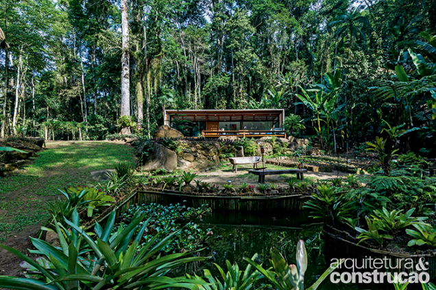 No sítio localizado no sertão de Paraty, RJ, a porção de terreno ideal para construir já se insinuava em meio às árvores. Represado, o riacho que corre por ali deu origem ao lago visto em primeiro plano na foto.