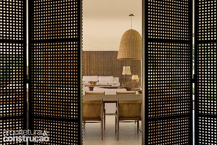 O sol da manhã lava a sala e os quartos da construção. “Mais do que a insolação, a orientação para a vista foi o que mais pesou na implantação. Mesmo assim, temos luz entrando por todos os lados, sempre filtrada pelos muxarabis”, diz Marcio.