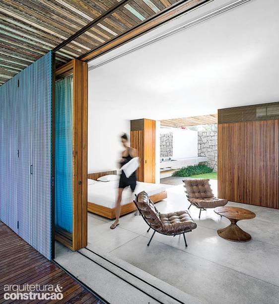 A simplicidade da arquitetura repete-se na decoração dos quartos, fechados com painéis de vidro, por dentro, e muxarabis tingidos, por fora.