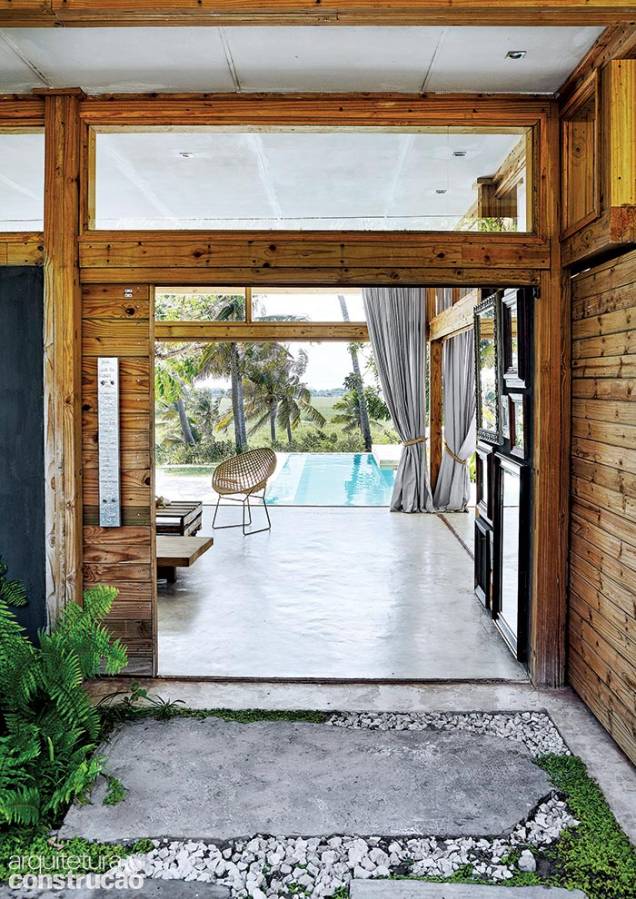 Da porta de entrada, a visão alcança até o Oceano Índico. Cimento selado com poliuretano cobre o piso da sala. Colunas e painéis de correr empregam réguas de pínus. Da porta de entrada, a visão alcança até o Oceano Índico. Cimento selado com poliuretano cobre o piso da sala. Colunas e painéis de correr empregam réguas de pínus.