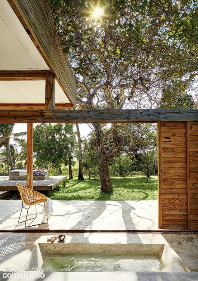 A banheira de imersão do casal olha para o gramado. Logo à esquerda, fica o deck-solário que ladeia a piscina, posicionada estrategicamente tanto ao alcance do quarto como da sala. A banheira de imersão do casal olha para o gramado. Logo à esquerda, fica o deck-solário que ladeia a piscina, posicionada estrategicamente tanto ao alcance do quarto como da sala.