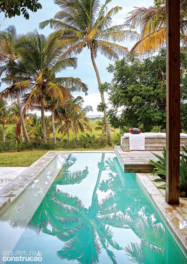 Com função central na distribuição da planta, a piscina de 2 x 8 m tem borda de cimento e revestimento interno de MarbleLite (Surface Innovation), composto leve à base de mármore e polímero. Na lateral, o deck se desdobra em banco e solário. Ao todo, o projeto levantou 150 m de passarelas de madeira ao redor dos ambientes. Com função central na distribuição da planta, a piscina de 2 x 8 m tem borda de cimento e revestimento interno de MarbleLite (Surface Innovation), composto leve à base de mármore e polímero. Na lateral, o deck se desdobra em banco e solário. Ao todo, o projeto levantou 150 m de passarelas de madeira ao redor dos ambientes.