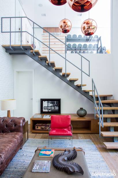 Do outro lado, a escada dá acesso à academia. Do outro lado, a escada dá acesso à academia.