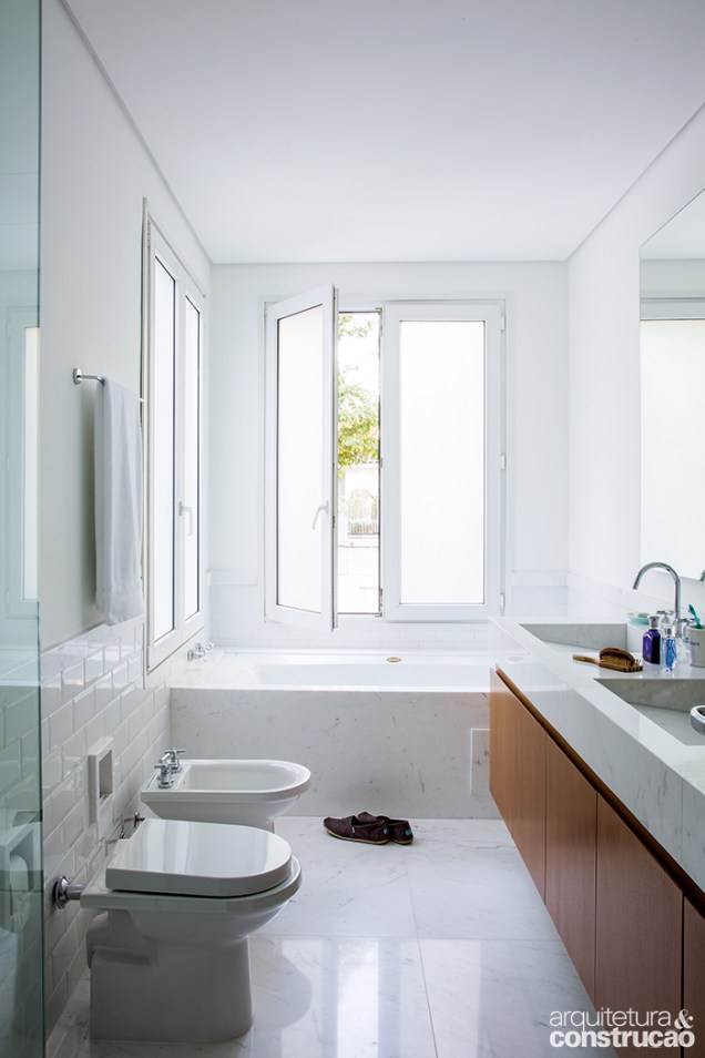 O mármore piguês é a atração do banheiro, espaço que valoriza o branco.