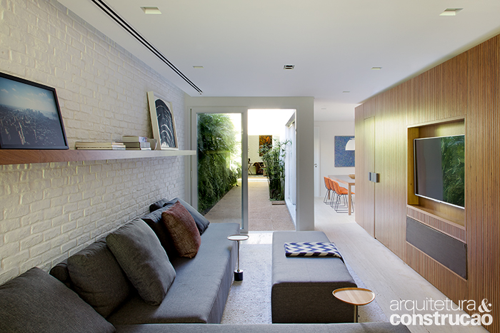 Da entrada até a edícula, a vista corre livre pela casa. Um trabalho de restauração devolveu a beleza do travertino do piso, agora protegido com resina hidrofugante. Da entrada até a edícula, a vista corre livre pela casa. Um trabalho de restauração devolveu a beleza do travertino do piso, agora protegido com resina hidrofugante.