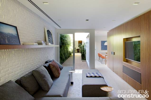 Da entrada até a edícula, a vista corre livre pela casa. Um trabalho de restauração devolveu a beleza do travertino do piso, agora protegido com resina hidrofugante. Da entrada até a edícula, a vista corre livre pela casa. Um trabalho de restauração devolveu a beleza do travertino do piso, agora protegido com resina hidrofugante.