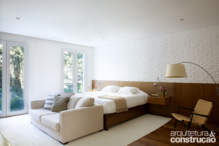 Recuperadas, as janelas do piso ao teto abrem-se para o verde da vizinhança. Um guarda-corpo metálico cuida da proteção. Recuperadas, as janelas do piso ao teto abrem-se para o verde da vizinhança. Um guarda-corpo metálico cuida da proteção.